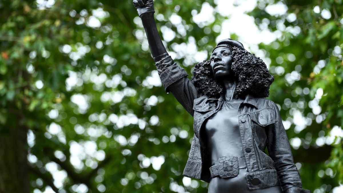 Radikální změna: V britském Bristolu nahradí sochu otrokáře aktivistka BLM